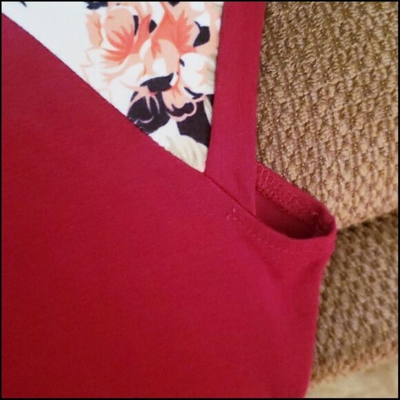 Pretty Maroon Flowy Top with Contrast Floral Sleeves Sz XL - Picture 4 of 4